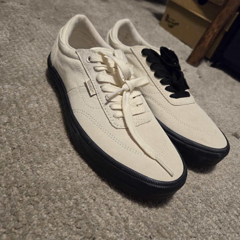 Vans Skatboarding Shoes, Men's Size 6.5, black gum bottom